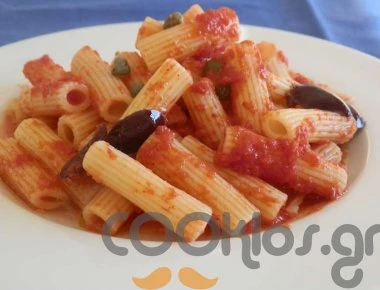 Η συνταγή της ημέρας: Ριγκατόνι σε κόκκινη σάλτσα πάπρικας με κάπαρη κι ελιές